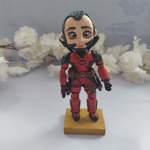 Deadpool sentado — Deadpool en versión coleccionable sobre base.
