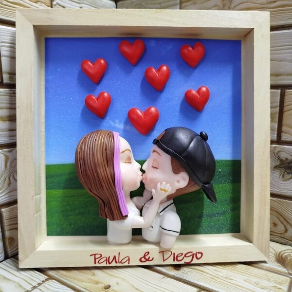 Cuadro de pareja — Cuadro con pareja en 3D y nombres, ideal para aniversarios.