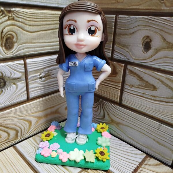Figura de enfermería — Figura modelada según la profesión, con el uniforme y los detalles del oficio.
