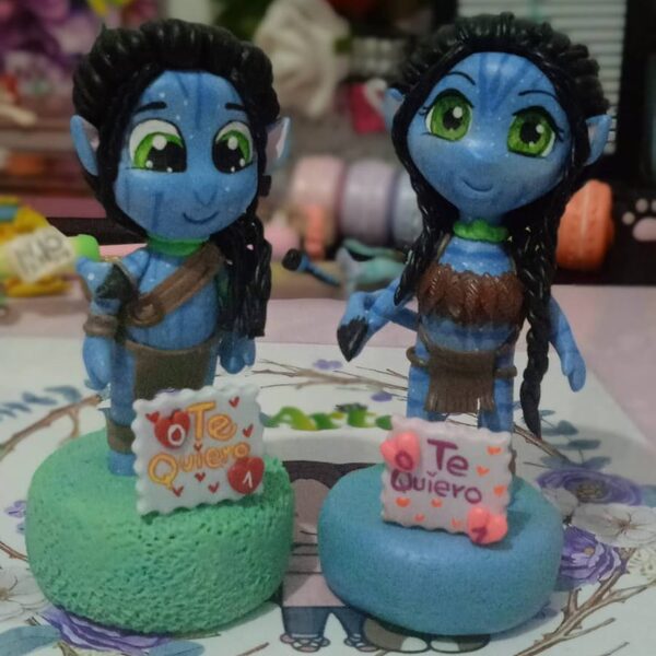 Pareja Avatar — Personajes de película modelados y pintados a mano, sobre base decorada.