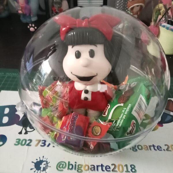 Personaje en esfera — Muñeca clásica dentro de esfera decorativa.