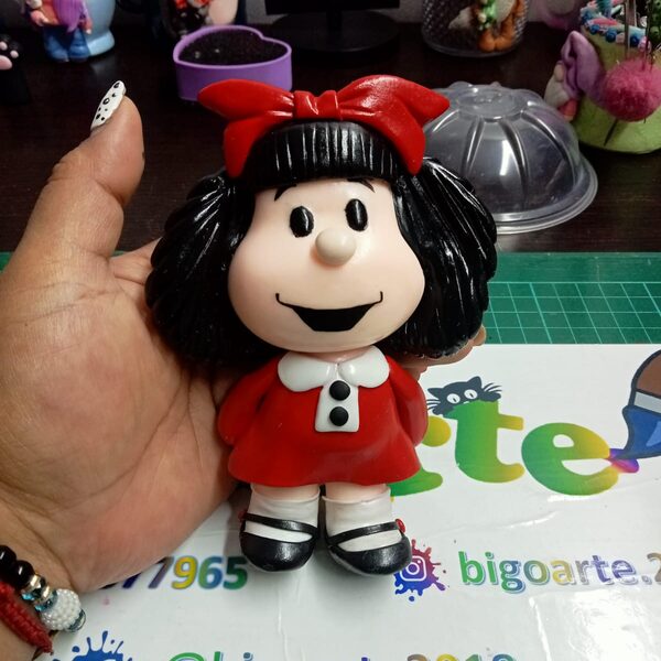 Muñeca de colección en porcelana fría