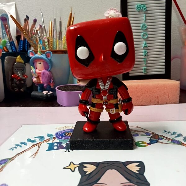 Deadpool — Figura de Deadpool en porcelana fría.