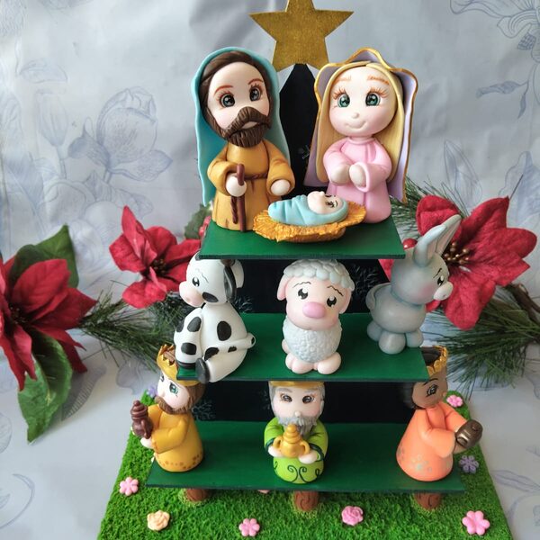 Árbol-pesebre desarmable — Nacimiento completo sobre gradas, con estrella y personajes tiernos.