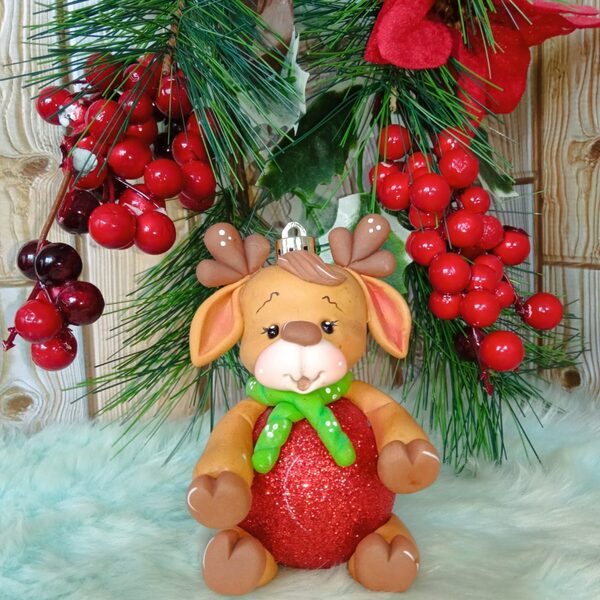 Adorno de reno — Renito con motivo navideño para colgar o decorar.