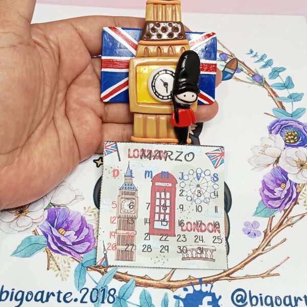 Calendario souvenir — Calendario decorado a mano con motivo personalizado.
